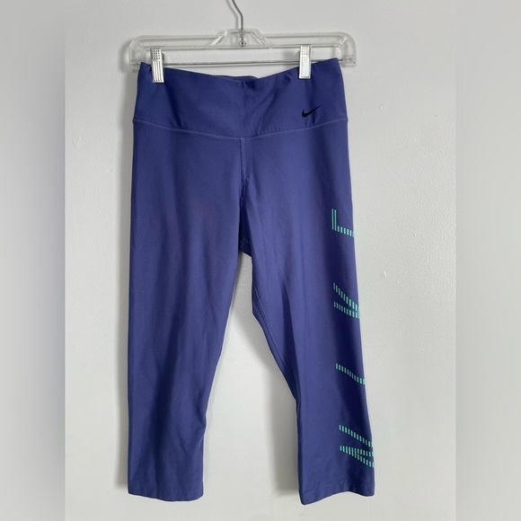 Nike Pants - Nike Dri Fit women’s size medium Periwinkle Capri workout legging